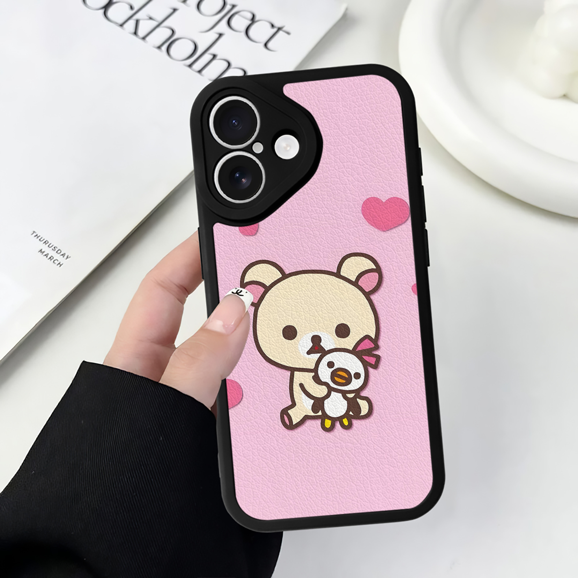 （画像用） リラックマ リラックマ キイロイトリ Rilakkuma Korilakkuma Kiiroitori 【iPhone 16シリーズ対応】シリコンスマホケース（レザー調） 材質：シリコン